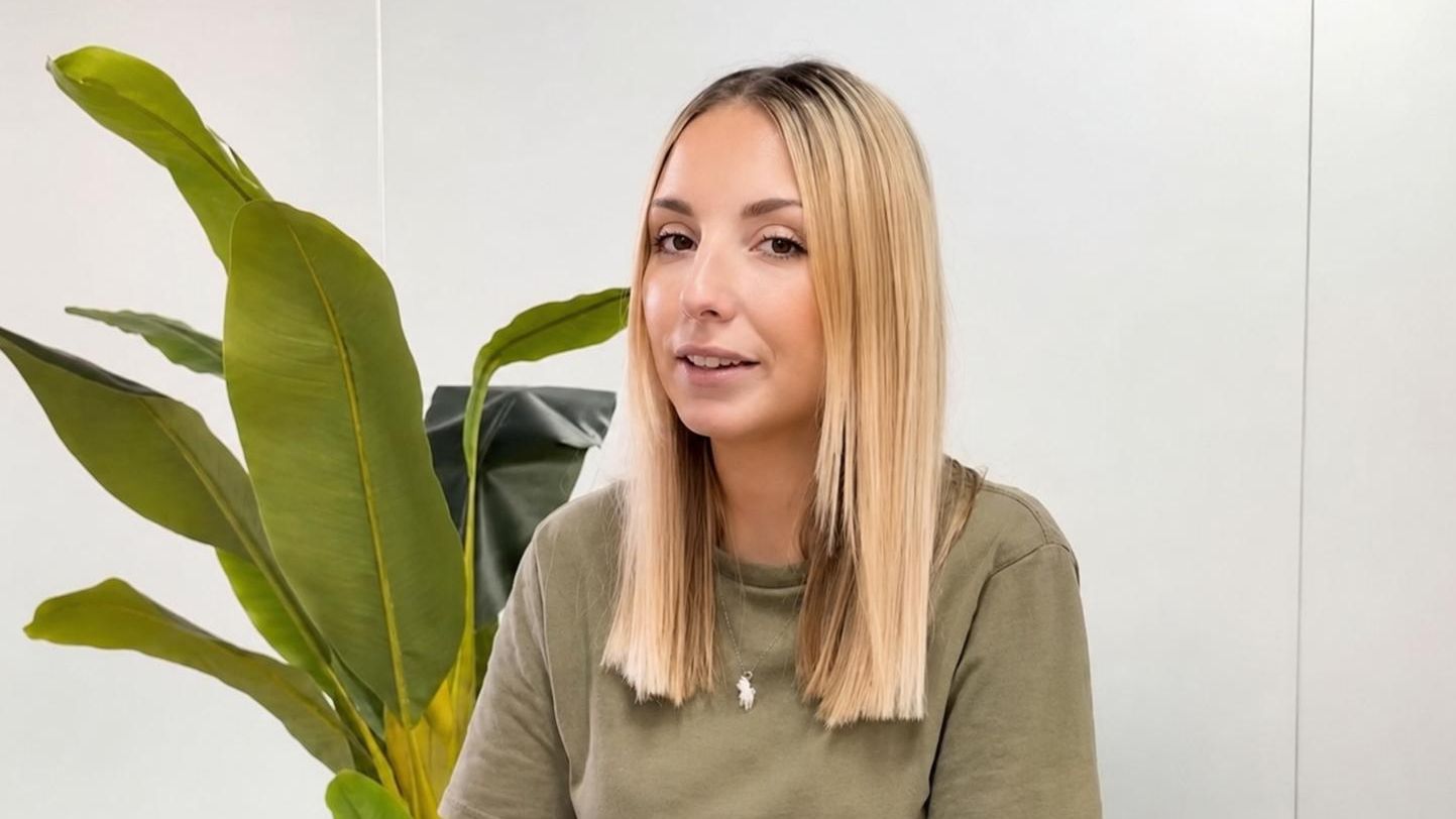Marta, preparadora de oposiciones: "Con el sueldo base de Guardia Civil no llegas a final de mes, ronda los 900 €"