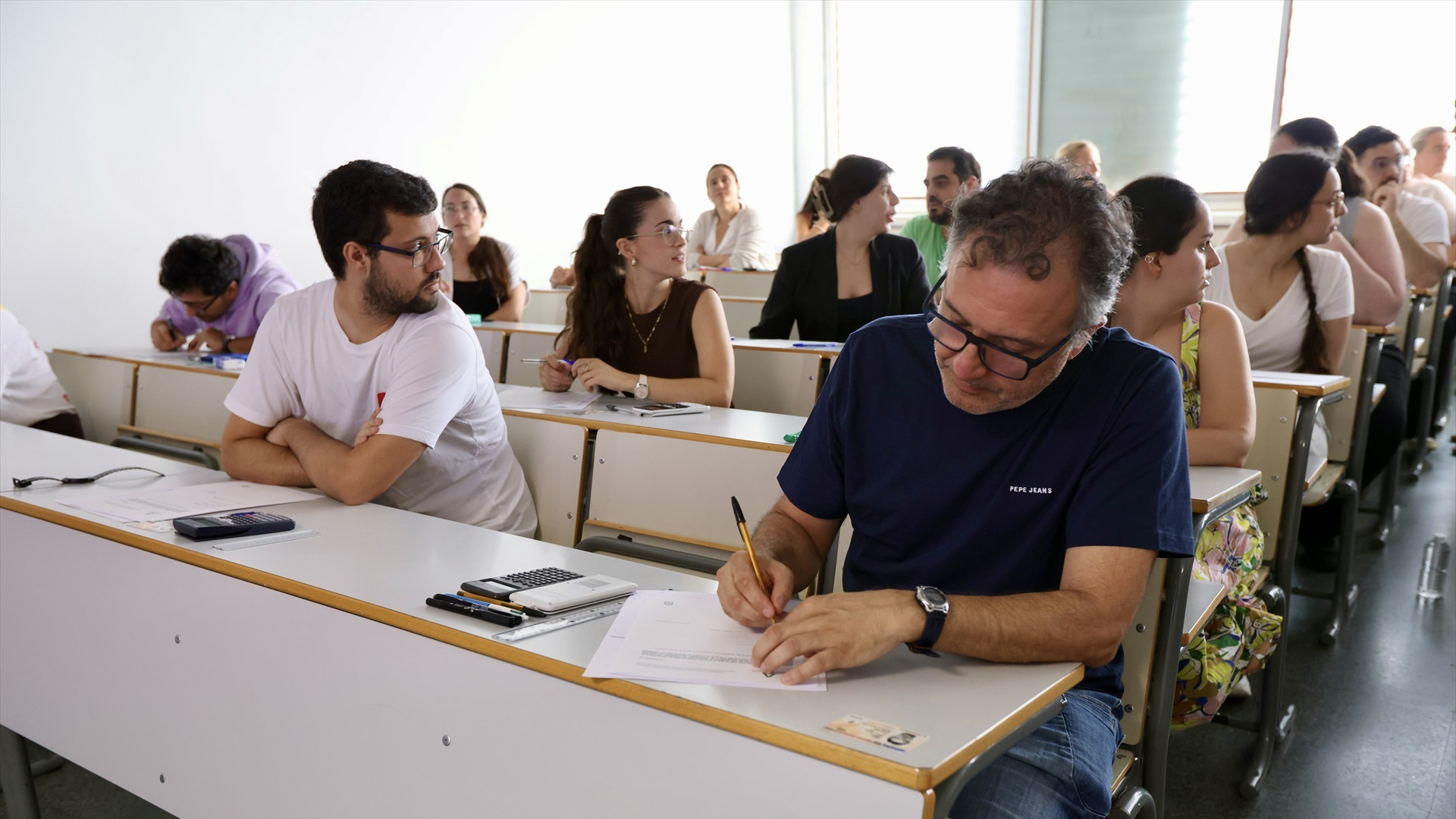 El suspenso masivo en las oposiciones de docentes destapa las carencias del sistema ... - COPE