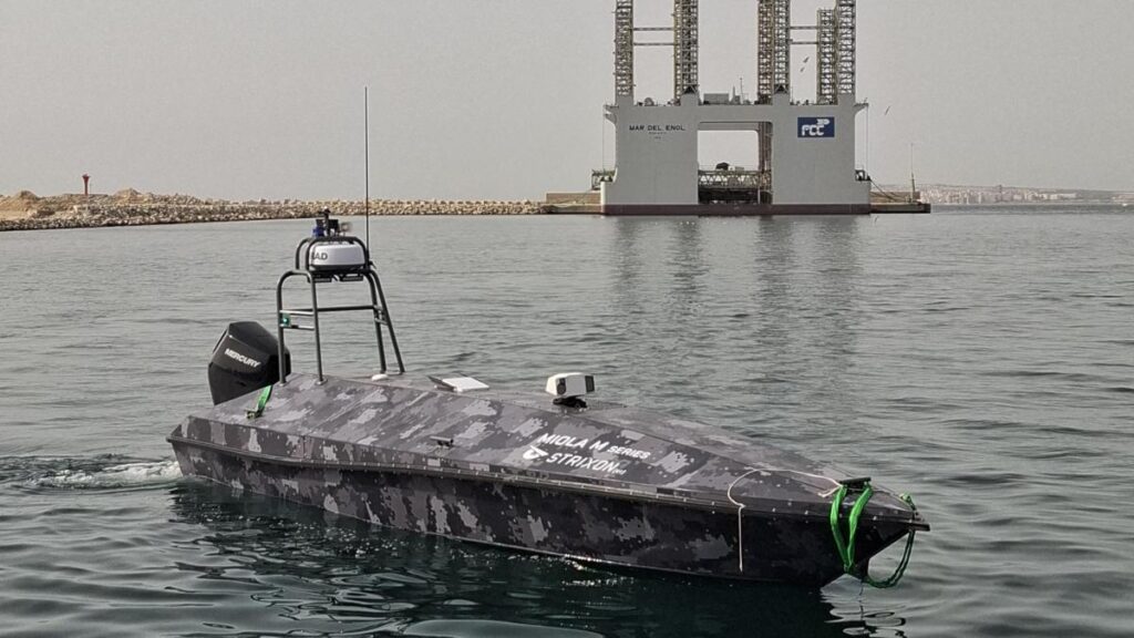 Una embarcación pilotada por Inteligencia Artificial “patrulla” las aguas de Alicante