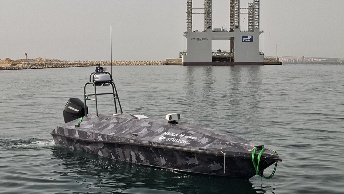 Una embarcación pilotada por Inteligencia Artificial “patrulla” las aguas de Alicante