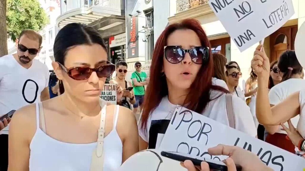 Opositores a maestro protestan por la gran cantidad de "suspensos injustificados" – ABC