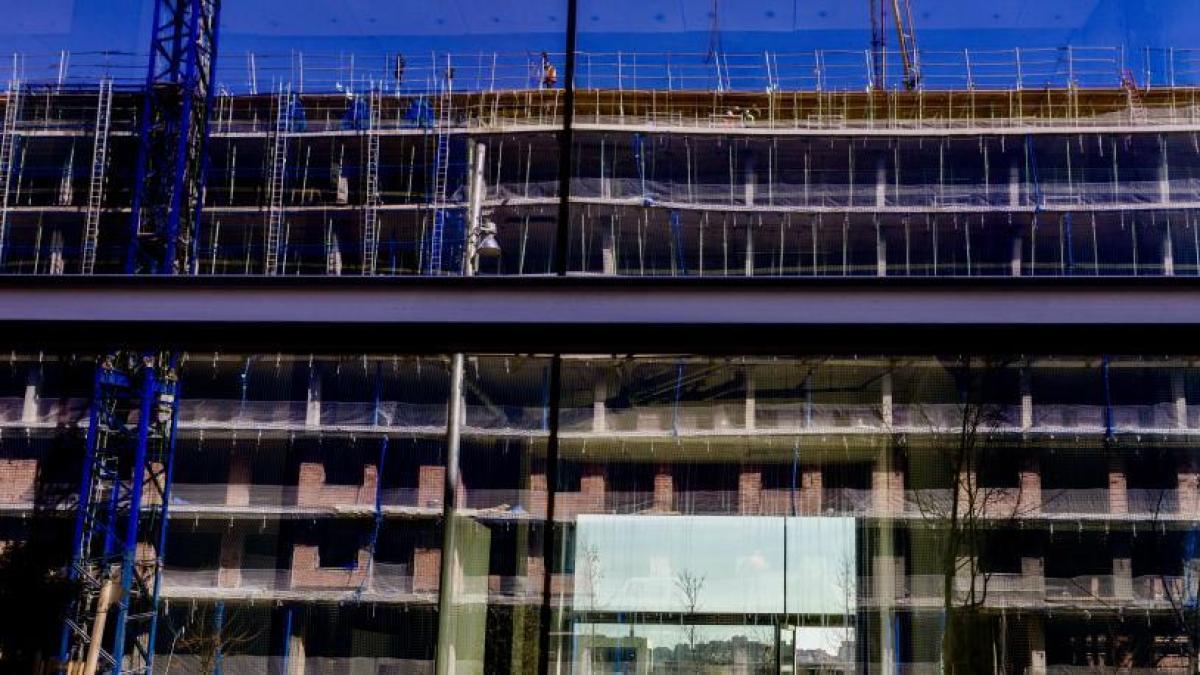 El Parlament da luz verde a tramitar de manera urgente la restricción a la compra de vivienda
