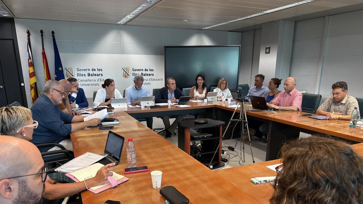 La adjudicación de 2.417 plazas de interinos docentes en Baleares arranca marcada por el adelanto de las oposiciones