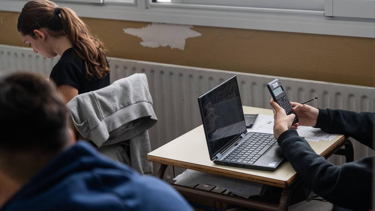 Catalunya presenta una nueva guía para gestionar el uso de la inteligencia artificial en las aulas sin perder