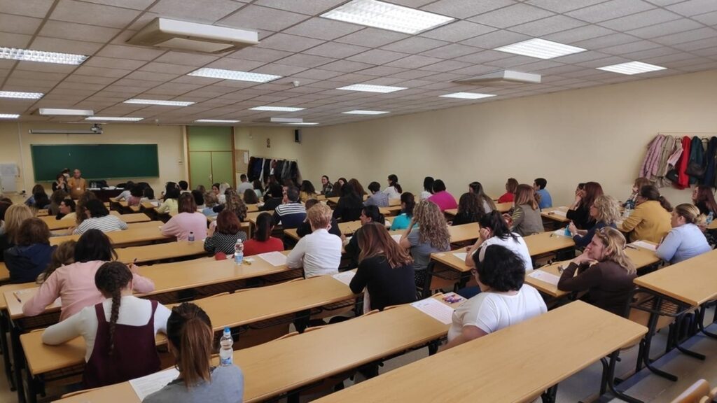 Oposiciones 'infernales' en Sevilla, a 43 grados y encerrados durante horas – Telecinco