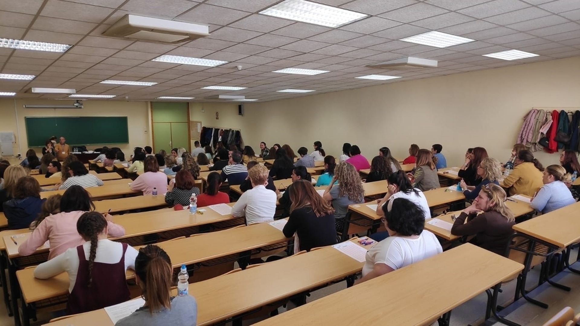 Oposiciones 'infernales' en Sevilla, a 43 grados y encerrados durante horas - Telecinco