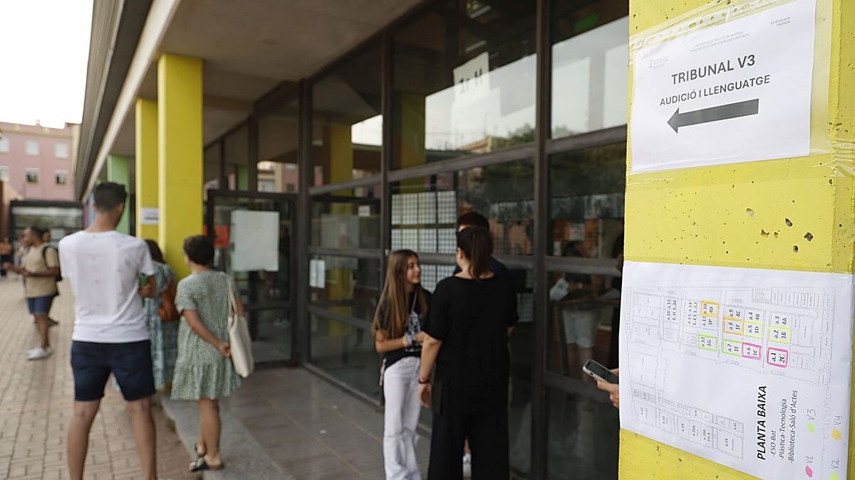 Las quejas llevan a Educación a matizar otra vez los contenidos de la oposición - Las Provincias
