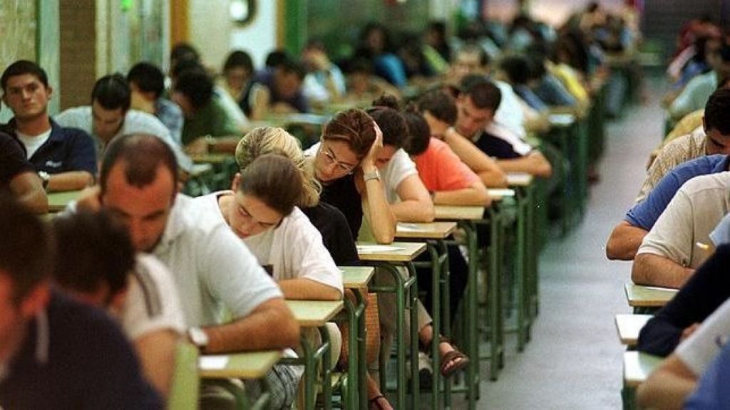 Oposiciones docentes en España: el Gobierno prepara una reforma con nuevos temarios y más peso a la capacidad de enseñar