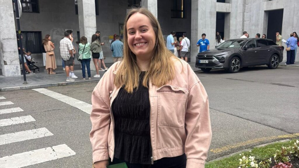 Andrea González, de 27 años, tuvo que presentarse a cuatro oposiciones de maestra para lograr una plaza fija:
