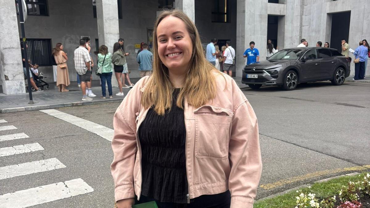 Andrea González, de 27 años, tuvo que presentarse a cuatro oposiciones de maestra para lograr una plaza fija: