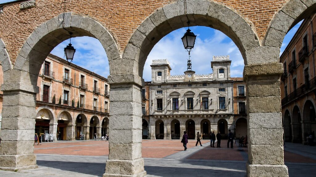 Más de 600 aspirantes para 12 plazas de administrativo en el Ayuntamiento de Ávila