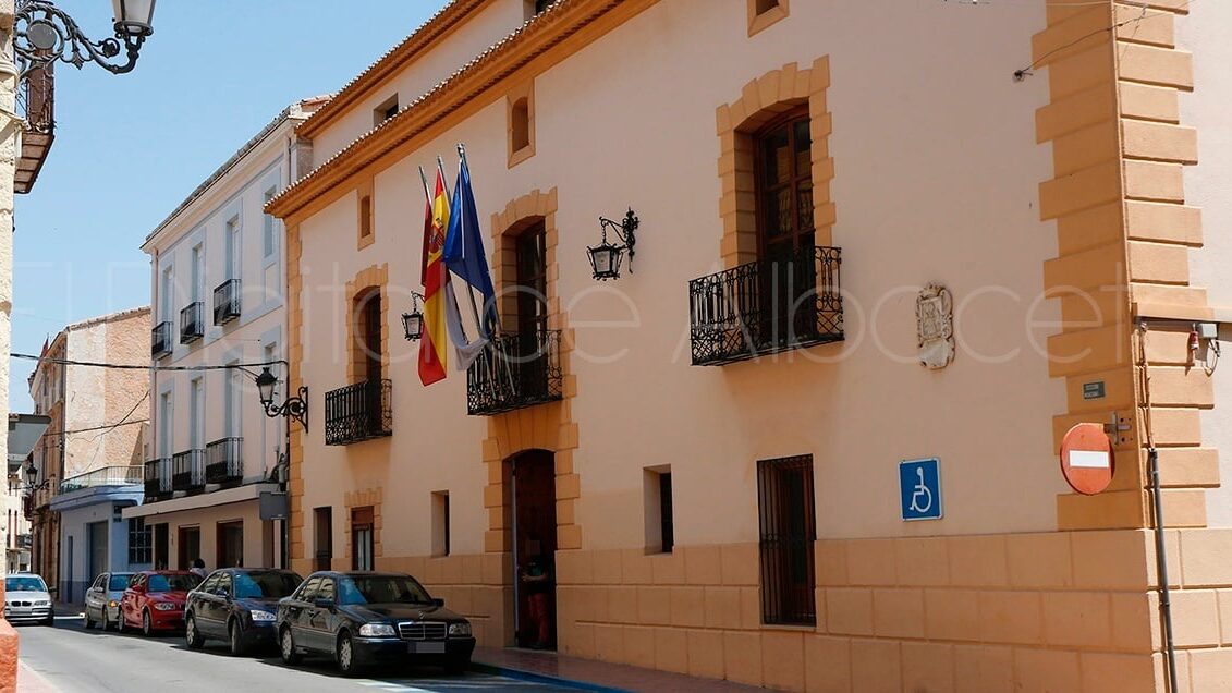 Caudete aprueba cinco nuevas plazas de empleo público para 2026, entre ellas Policía Local y arquitecto técnico
