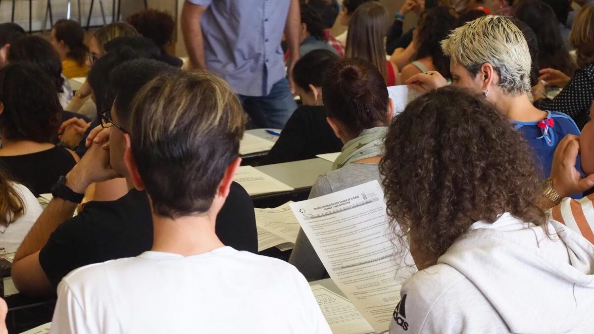 El BOE convoca becas de hasta 75 euros diarios para preparar oposiciones