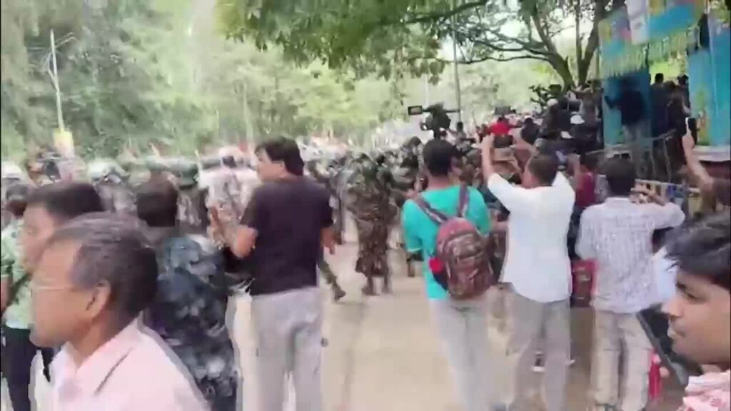 Miles de personas protestan contra irregularidades en las oposiciones en el este de India