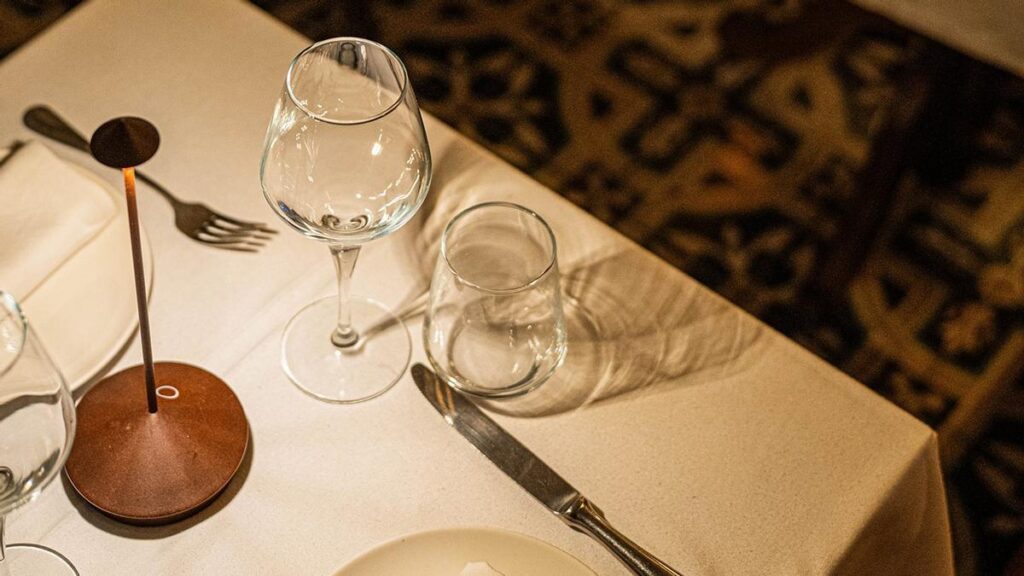 Inteligencia Artificial para hacer un ‘sinpa’ en un restaurante: la estafa que cada vez denuncian más hosteleros