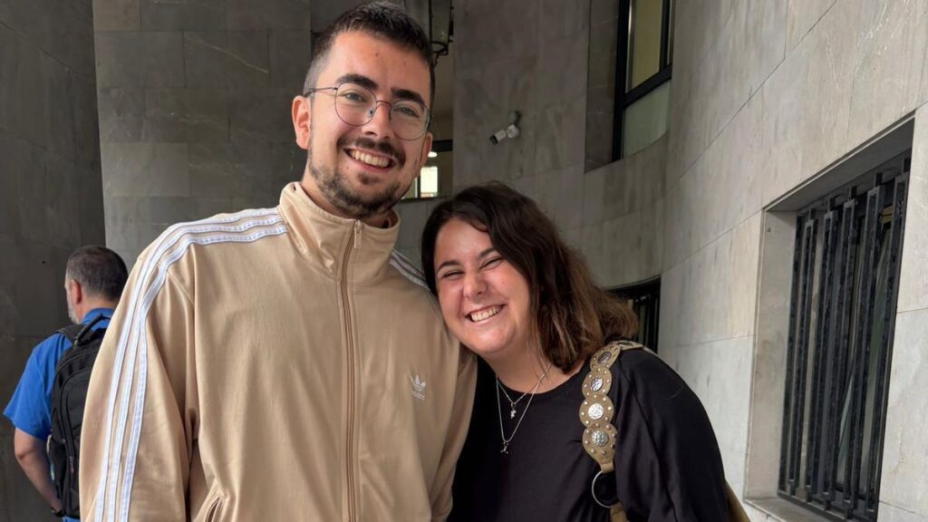 Javier y Eva, la pareja de veinteañeros de Asturias que consiguió una plaza fija de profesor en el mismo centro educativo:
