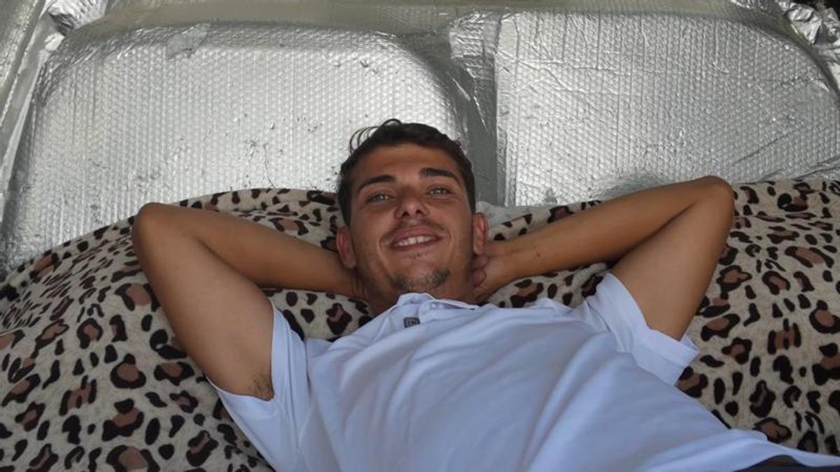 José vive la mitad del año en una furgoneta: "La vivienda es tan cara que vivo aquí para poder mantenerme luego en invierno"