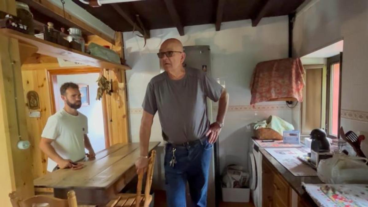 Aníbal quiere alquilar su vivienda en una aldea de 15 habitantes: "La idea es que la gente venga a estar con nosotros primero, no es que alguien diga que quiere esta casa y se la doy sin más"
