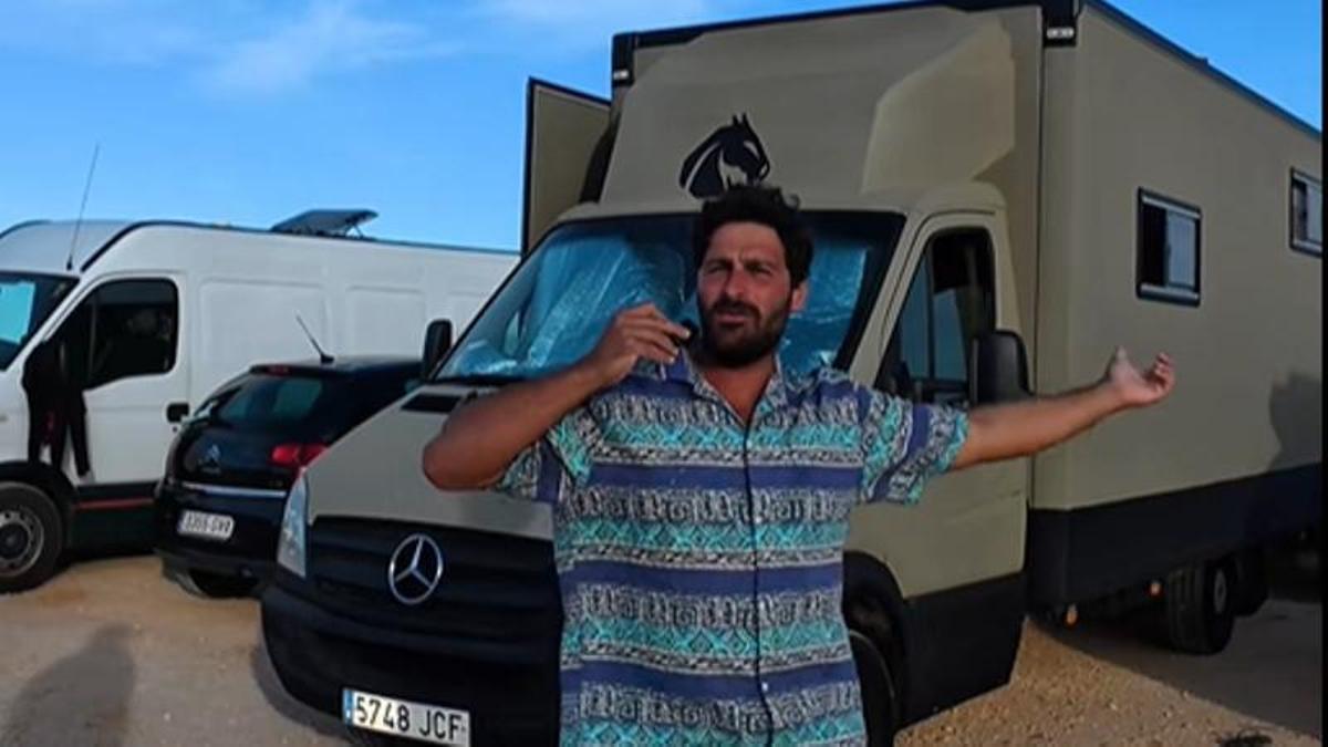 José Antonio, funcionario: "No pago hipoteca, agua ni luz. Vivo en 12 m dentro de este camión"