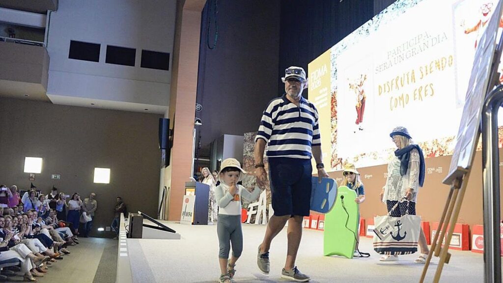 Los mayores se ponen guapos y se acercan a la inteligencia artificial en la Feria