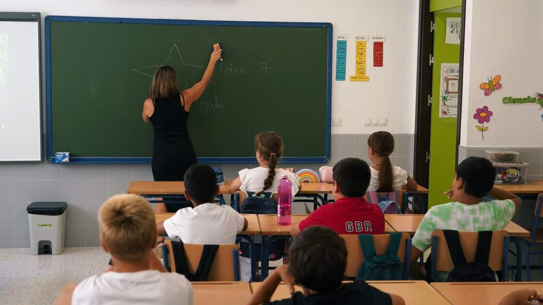 La Intersindical señala a Niubó por un error en la adjudicación de plazas que afecta a centenares de docentes