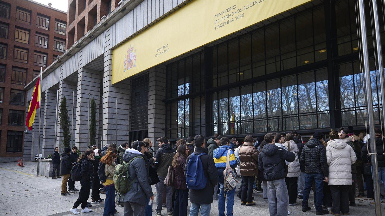 Polémica por las oposiciones sanitarias: cinco horas y media sin poder comer - Madrid Actual