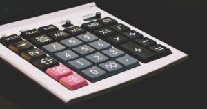 Los bancos encarecen las hipotecas fijas tras la subida del BCE: qué hacer si estás a punto de firmar