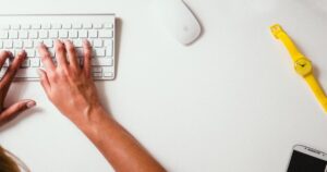 Desde el 5 de octubre la empresa debe detallarte por escrito salario, jornada y algoritmos: cómo pedirlo